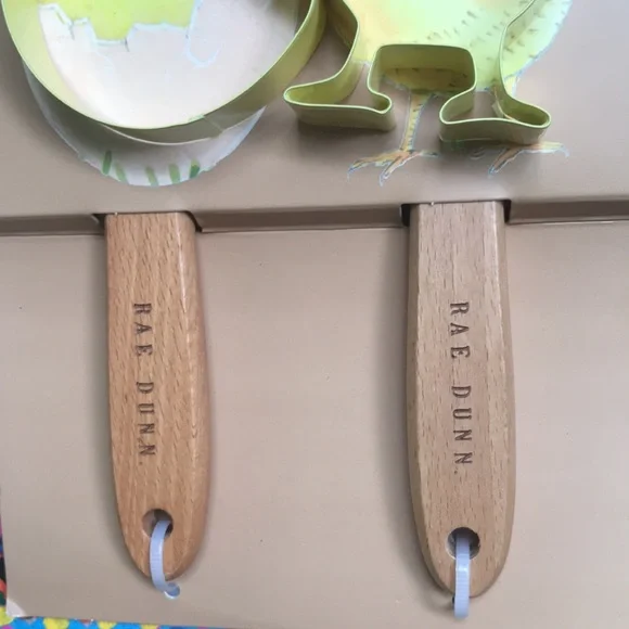 Rae Dunn Springtime 4 Piece Spatula & Cookie Cutter Set NWT - Picture 7 of 10